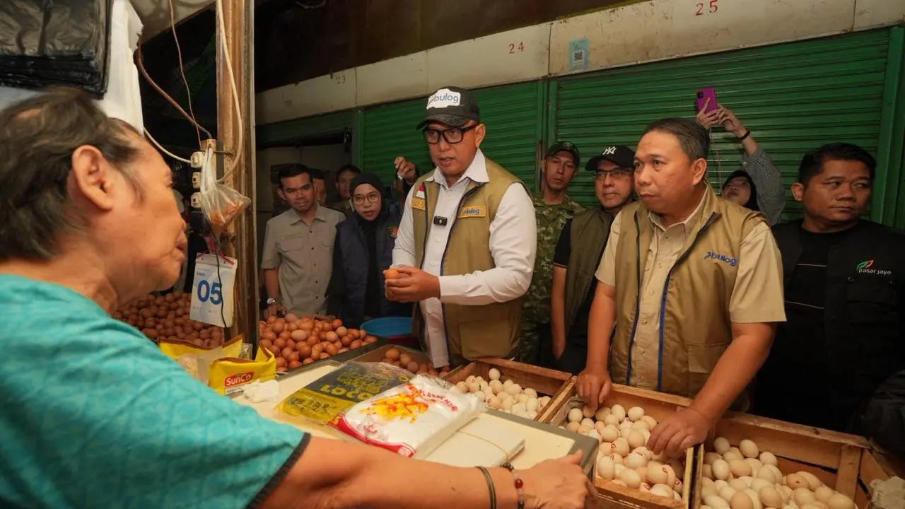 Direktur Utama Perum Bulog Ahmad Rizal Ramdhani dan Direktur Ketersediaan Pangan Badan Pangan Nasional Maino Dwi Hartono. (Dok Bulog)
