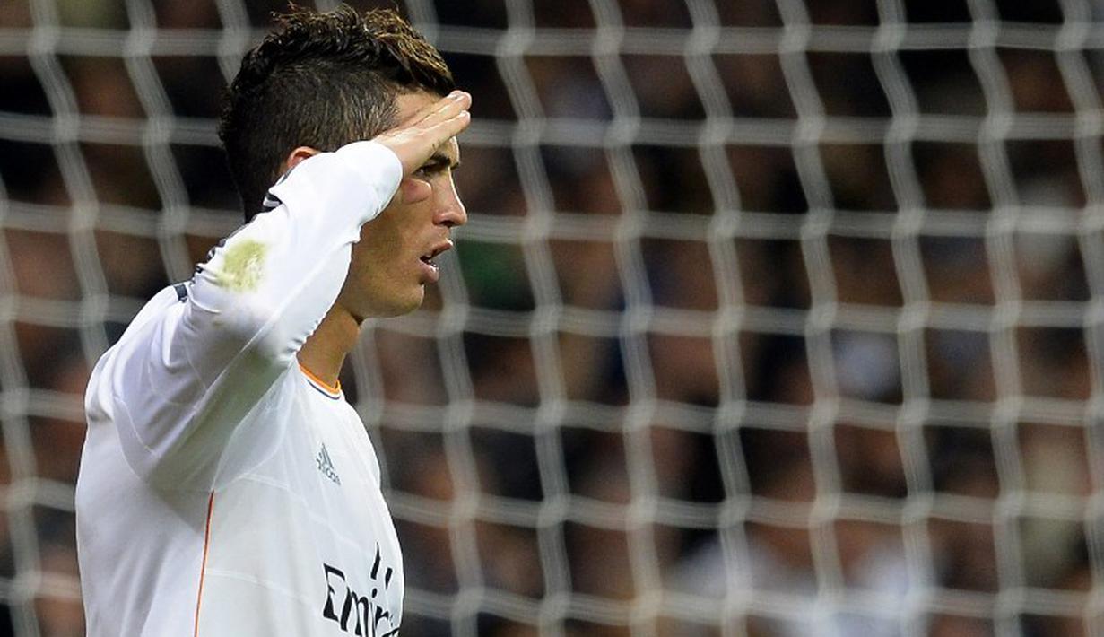 Gaya CR7 setelah mencetak gol ke gawang Sevilla di Stadion Santiago Bernabeu, Madrid, 30 Oktober 2013. (AFP/Gerard Julien)