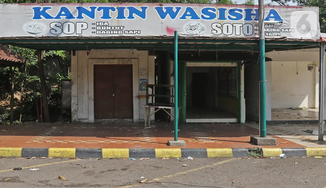 Salah satu kantin di Rest Area KM 50 A yang ditutup secara permanen pada 20 Desember 2020 lalu di Tol Jakarta-Cikampek, Karawang, Kamis (24/12/2020). Menurut pihak Jasa Marga rest area itu turut menyumbang kepadatan di ruas area KM 48-50. (Liputan6.com/Herman Zakharia)
