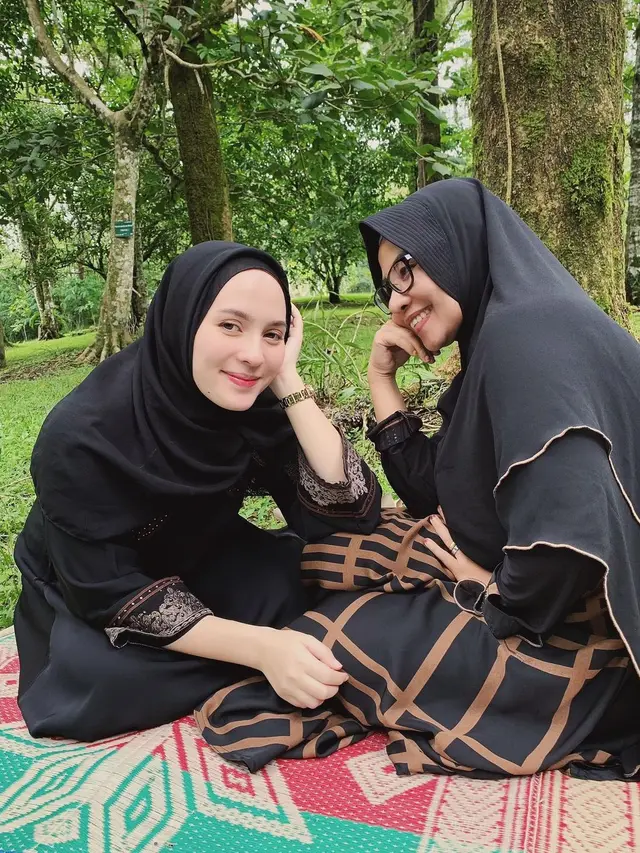 Kini Tampil Berhijab, Ini 6 Potret Terbaru Lidi Brugman Istri Lucky Perdana