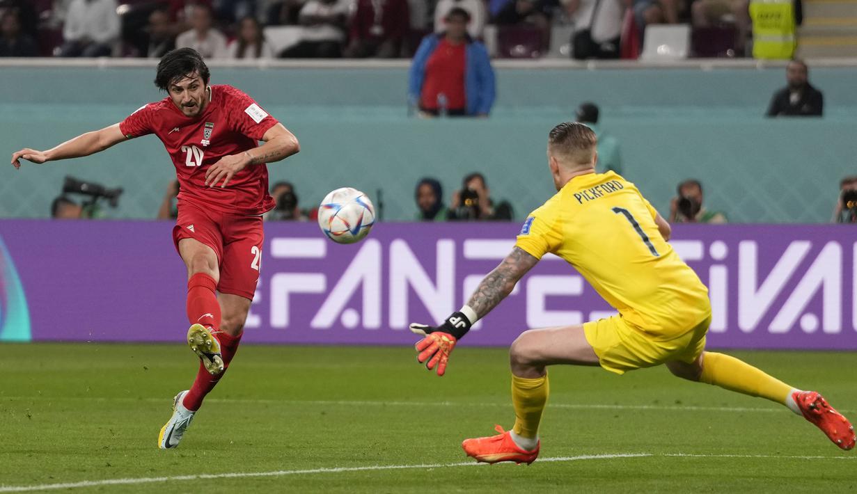 Sardar Azmoun merupakan andalan Timnas Iran di Piala Dunia 2022. Sayang, ia dan timnya harus menelan pil pahit dalam laga pembuka Grup B setelah dibantai Inggris dengan skor 2-6. Pria 27 tahun itu pernah berkarier di beberapa klub Rusia seperti Zenit Saint Petersburg dan Rubin Kazan. Kini, ia berkarier di klub Liga Jerman, Bayer Leverkusen. Hal tersebut yang membuat Azmoun dijuluki sebagai ‘Messi dari Iran’ karena dikenal sebagai pemain Iran yang paling berprestasi di liga-liga Eropa. (AP/Frank Augstein)