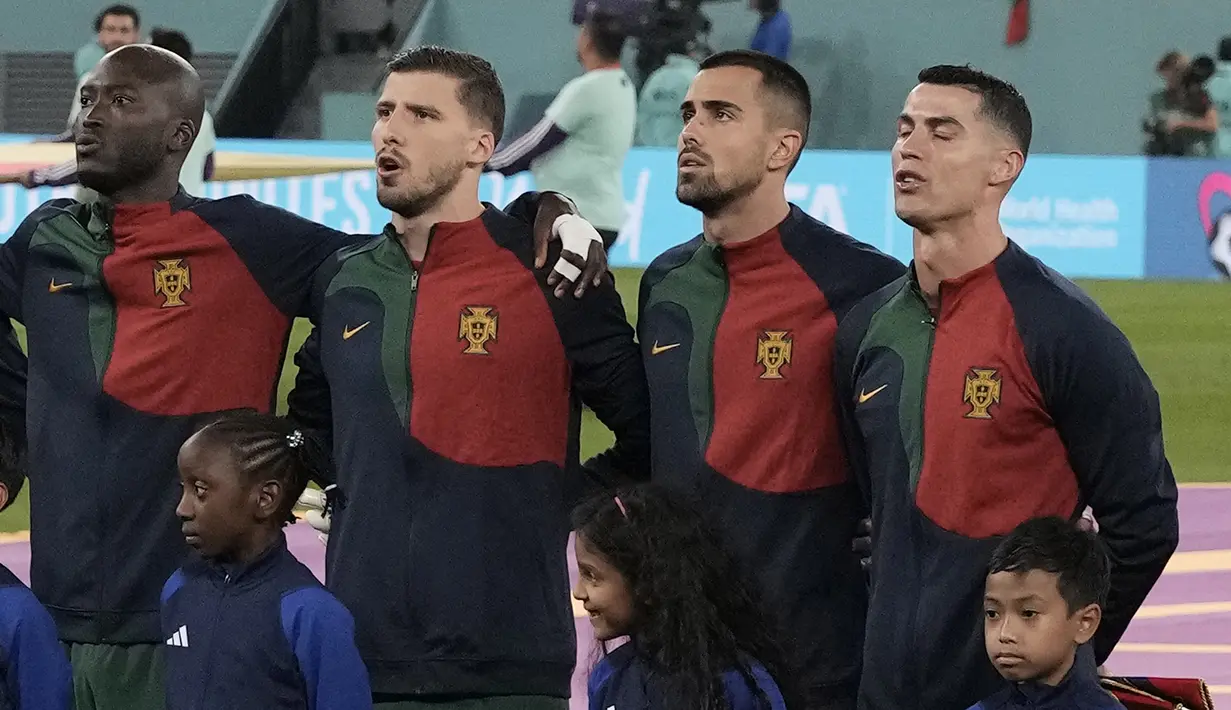 Pemain kelima yang tampil dalam 5 edisi Piala Dunia. Dengan tampil pada laga perdana di Grup H Piala Dunia 2022 menghadapi Ghana (24/11/2022), Cristiano Ronaldo menjadi pemain kelima sepanjang sejarah yang tampil dalam 5 edisi Piala Dunia. Bersama Lionel Messi, keduanya menyamai pencapaian 3 pemain sebelumnya yang telah tampil dalam 5 edisi Piala Dunia, yaitu Antonio Carbajal (Meksiko), Lothar Matthaeus (Jerman) dan Rafael Marquez (Meksiko). CR-7 tercatat tampil dalam edisi 2006 hingga 2022. (AP/Hassan Ammar)
