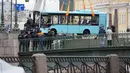 Pekerja darurat menarik bus dari air setelah jatuh ke Sungai Moyka di St. Petersburg, Rusia, Jumat (10/5/2024). (AP Photo/Dmitri Lovetsky)