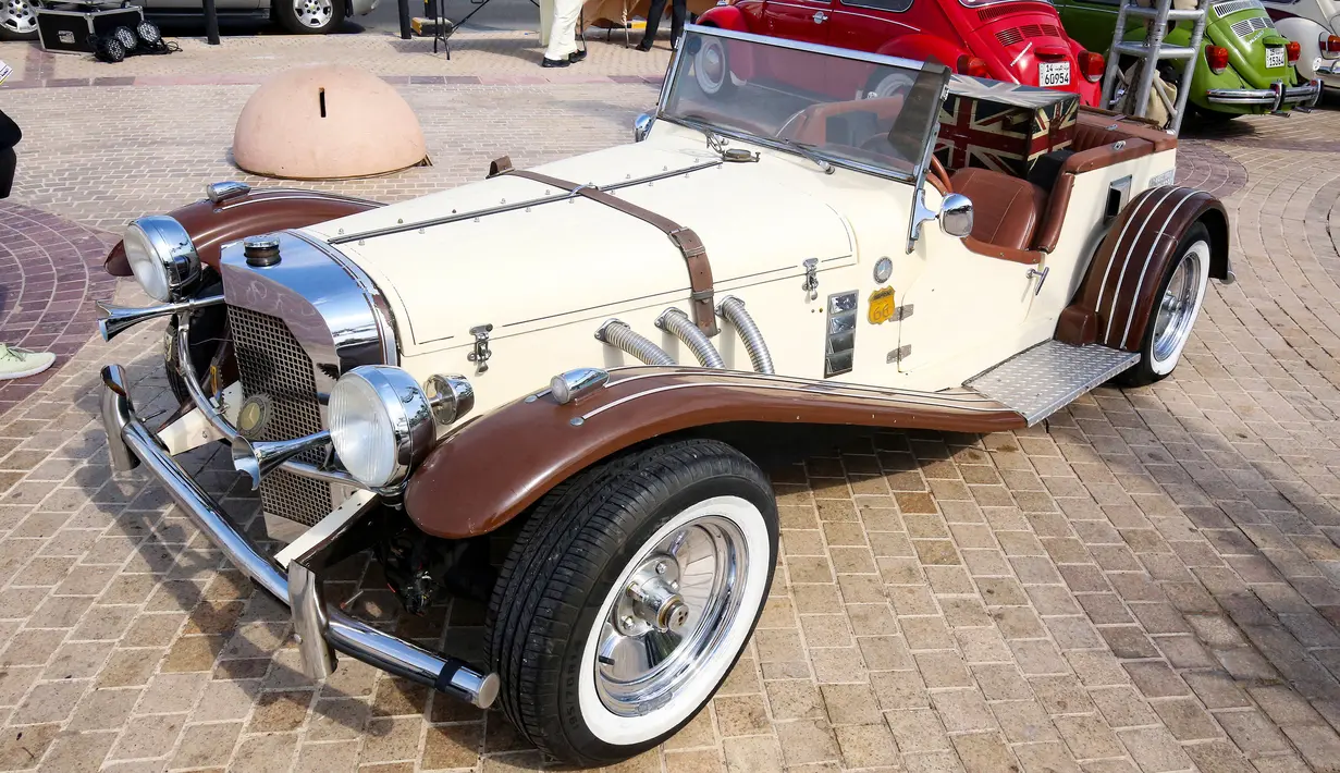 Sebuah Mercedes Benz SSK 1929 ditampilkan dalam pameran mobil klasik di Marina Crescent, Kuwait City, Kuwait, 29 Oktober 2021. (YASSER AL-ZAYYAT/AFP)