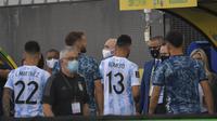 Pemain Argentina masuk kamar ganti yang membuat laga kualifikasi Piala Dunia 2022 melawan Brasil ditunda. (AFP/Nelson Almeida)