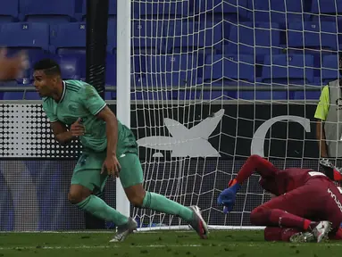 Pemain Real Madrid Casemiro (kiri) melakukan selebrasi usai mencetak gol ke gawang Espanyol pada pertandingan La Liga Spanyol di Stadion Cornella-El Prat, Barcelona, Spanyol, Minggu (28/6/2020). Real Madrid menang 1-0 dan menggeser Barcelona dari puncak klasemen. (AP Photo/Joan Monfort)