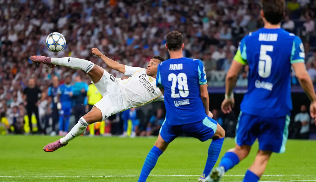 Pemain Real Madrid, Kylian Mbappe, berusaha mencetak gol ke gawang Marseille dalam laga matchday 1 League Phase Liga Champions 2025/2026 di Santiago Bernabeu, Rabu (17/9/2025) dini hari WIB. (AP Photo/Manu Fernandez)
