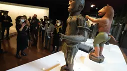 Patung kerajaan setengah manusia setengah burung,  Raja Ghezo, dan setengah manusia setengah singa Raja Glele abad ke-19 di Benin, telrihat di museum Quai Branly–Jacques Chirac, Paris (25/10/2021). (AP Photo/Michel Euler)