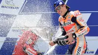Ekspresi kegembiraan pembalap Repsol Honda, Marc Marquez, di podium MotoGP Aragon 2019, Minggu (22/9/2019). (AFP/Javier Soriano)