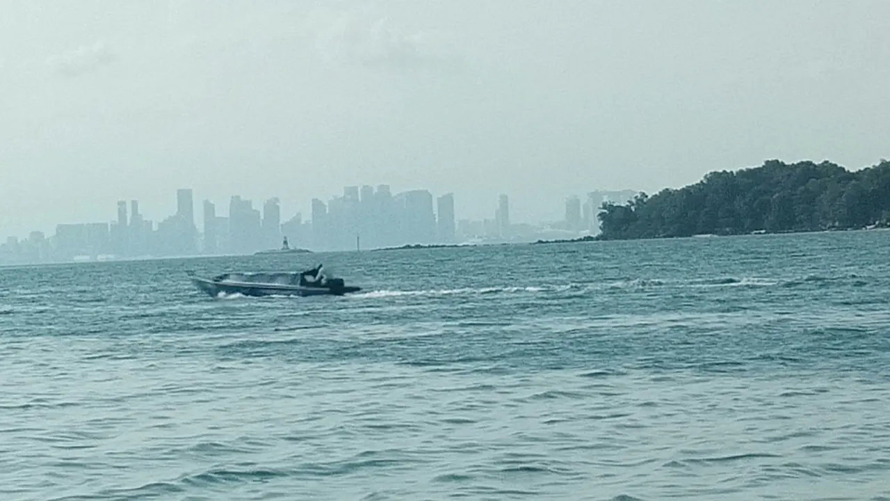 Pulau Belakang Padang berbatasan dengan Singapura yang berjarak kurang dari 12 Mill dari lepas Pantai. Liputan6.com/Ajang Nurdin