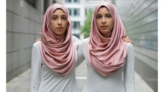 Sulit dibedakan, ini potret 10 gadis cantik kembar identik di dunia