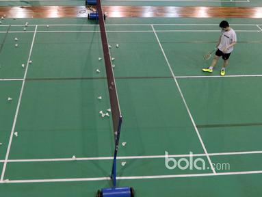Kevin Sanjaya tengah berlatih serius mempersiapkan diri guna mengikuti Kejuaraan All England 2017 di Cipayung, Jakarta Timur, Kamis (2/3/2017). (Bola.com/Nicklas Hanoatubun)