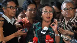 Nursyahbani Katjasungkana salah satu anggota Tim Hukum Penyelamat KPK menjelaskan Bambang Widjojanto dalam keadaan baik kepada wartawan di Bareskrim Mabes Polri,Jumat (23/1/2015). (Liputan6.com/Miftahul Hayat)