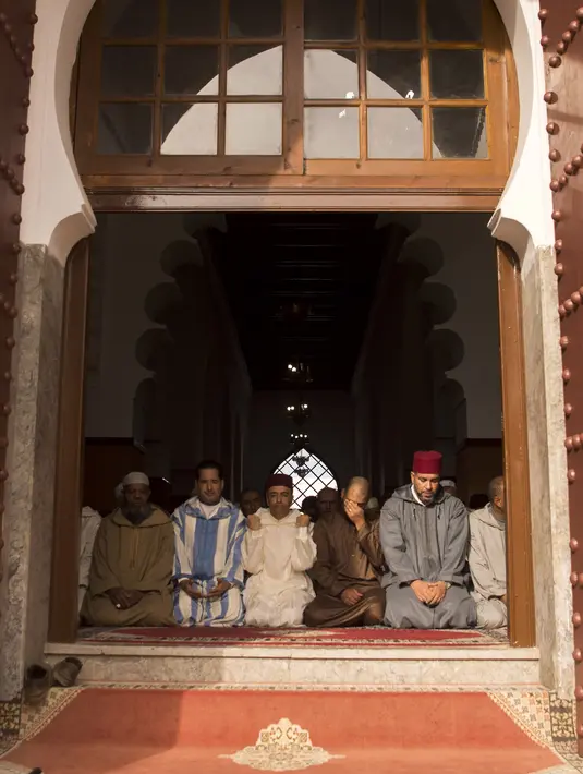 Muslim Maroko berdoa meminta hujan usai menjalankan Salat Istisqa di dekat Kota Rabat, Maroko (24/11). Musim kemarau yang panjang di Maroko ini telah mengakibatkan krisis air dan mengancam sektor pertanian. (AFP Photo/Fadel Senna)