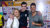 Jens Raven bersama kedua orang tuanya selepas pertandingan Timnas Indonesia U-19 vs Timor Leste di Piala AFF U-19 2024. (Bola.com/Aditya Wany)