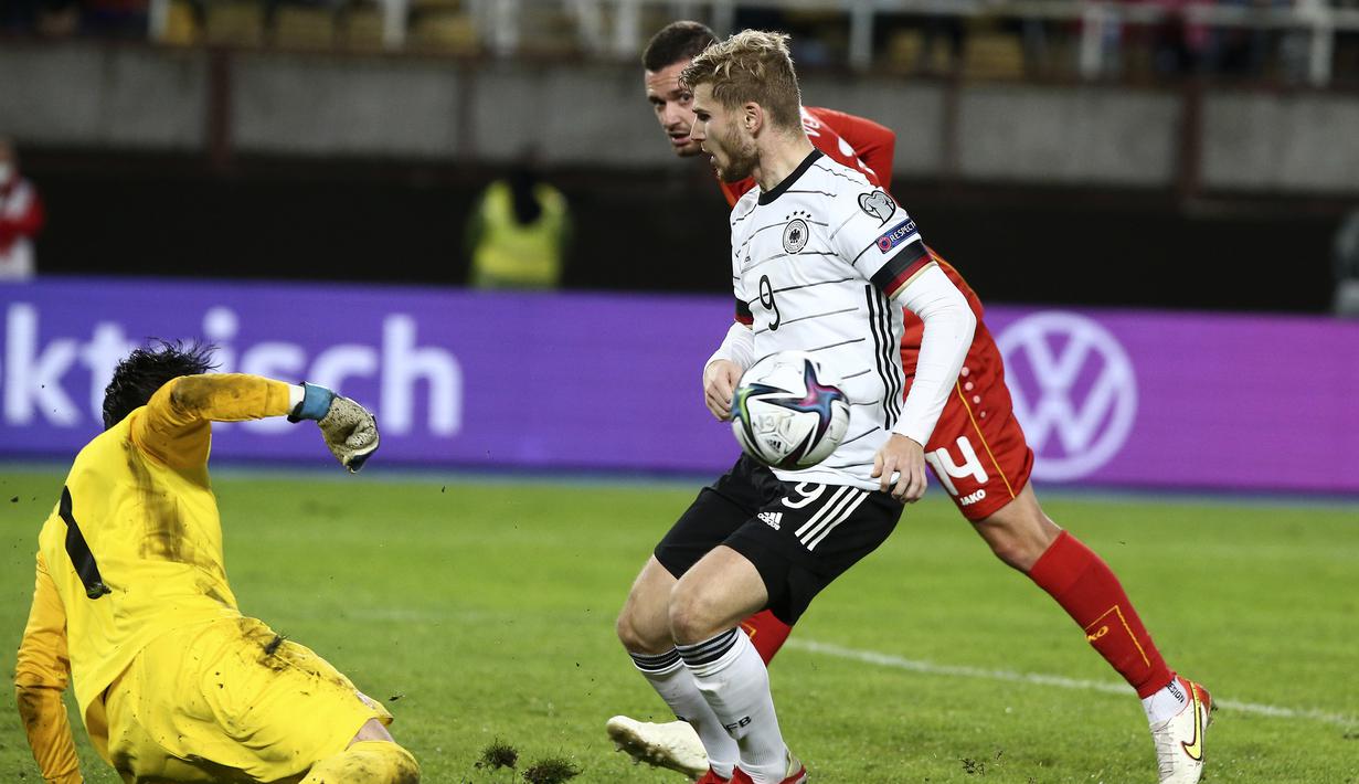 Peluang terbaik Jerman didapat pada menit ke-45. Tembakan keras Timo Werner dari jarak dekat masih dapat diamankan kiper Makedonia Utara, Stole Dimitrievski. (AP/Boris Grdanoski)