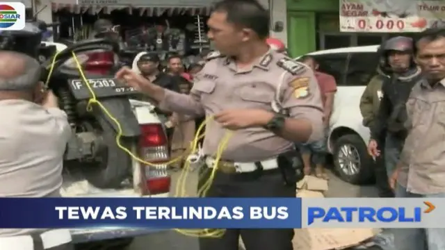 Seorang pengendara motor tewas terlindas usai salip bus pariwisata di Jalan Bintara II, Kota Bekasi.