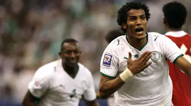 Saudi Arabia&#039;s Nayef Hazazi celebrates after scoring a goal against the United Arab Emirates during their 2010 World Cup Asian zone group 2 qualifying match in Riyadh on April 1, 2009. AFP PHOTO/MIDO AHMED
