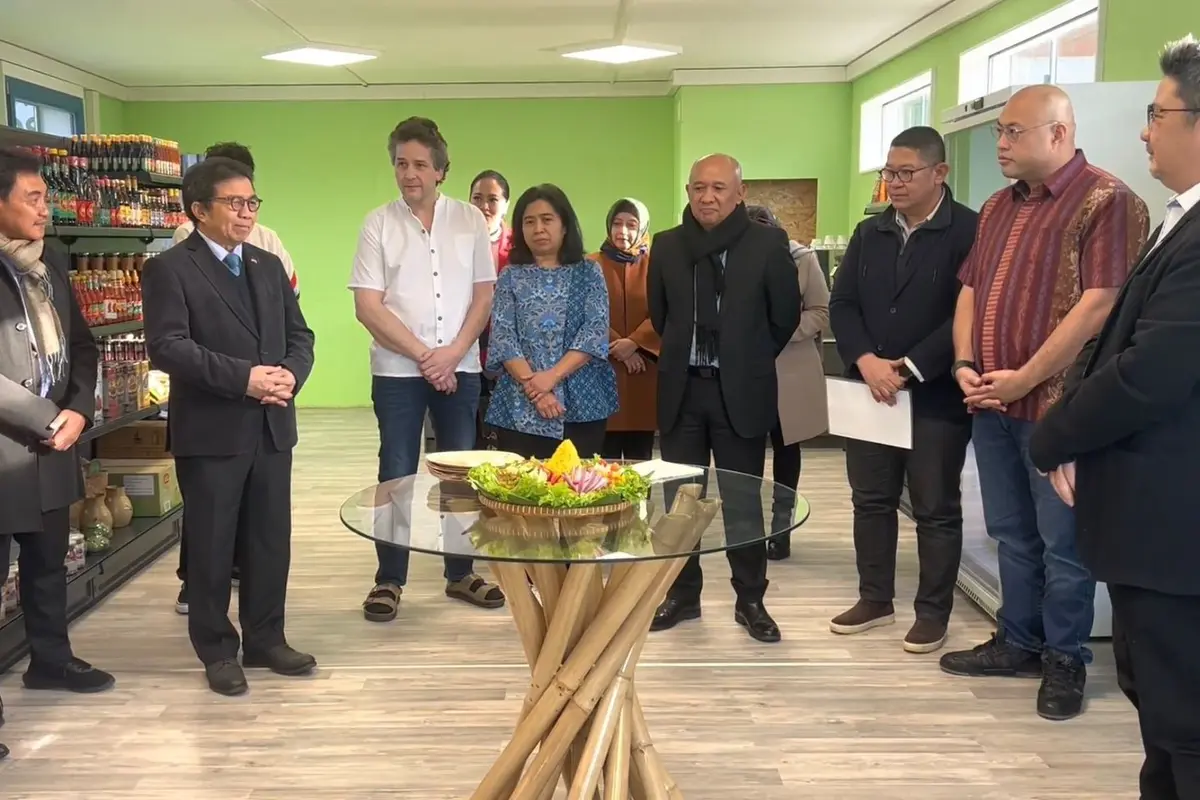 Menteri Koperasi dan UKM Teten Masduki bersama Duta Besar RI untuk Swiss dan Liechtenstein Muliaman D. Hadad meresmikan Indonesia Trading House di Aargau, Swiss, Selasa (24/1/2023).