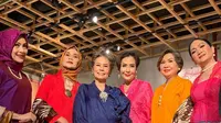 Debby Sahertian menjadi model fashion di Batik Mempersatukan Kita (https://www.instagram.com/debbysahertian54/?img_index=1)