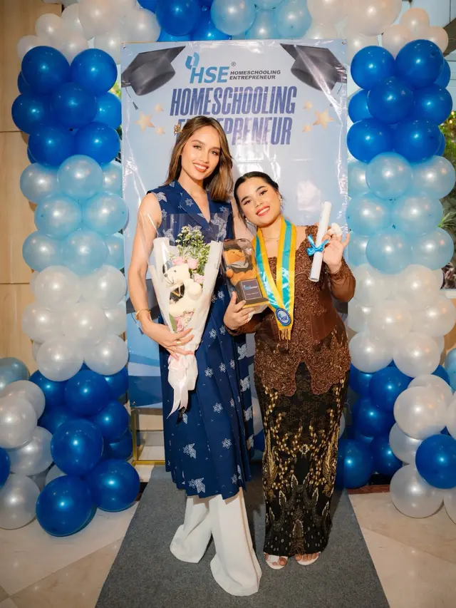 Cinta Laura Kiehl Tampil Anggun Effortless dengan Dress Batik di Wisuda SMA Karyawannya