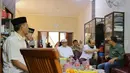 Anies Baswedan berbincang dengan Novel Baswedan di Jalan Deposito, Pegangsaan Dua, Kelapa Gading, Jakarta Utara. Kondisi mata kiri Novel dalam tahap pemulihan, mata kirinya belum bisa melihat dan mata kanannya masih berkabut. (Instagram/@Anies Baswedan)