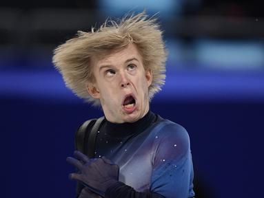 Daniel Grassl, dari Italia, berkompetisi dalam katagori skate bebas putra selama acara figure skating di Olimpiade Musim Dingin 2022, di Beijing, Kamis (10/2/2022). (AP Photo/David J. Phillip)