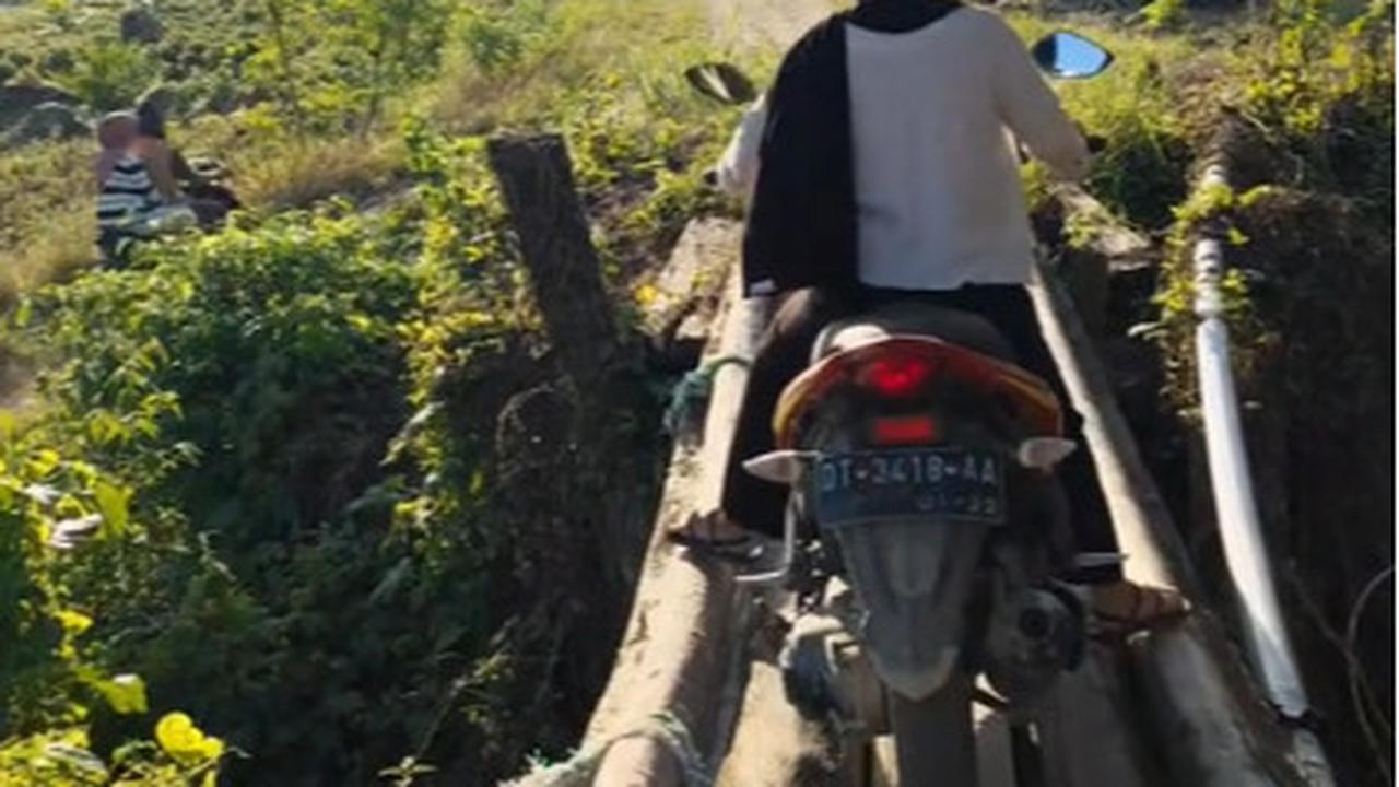Ekstrim Parah, Aksi Pemotor Wanita Lewati Jembatan Kayu Ini Bikin Ngeri Warganet