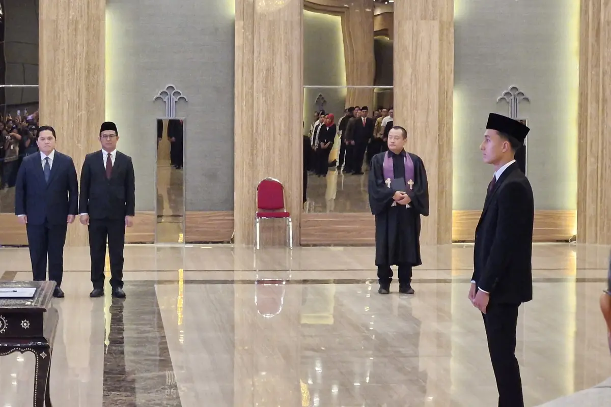 Menteri Hukum Republik Indonesia (Menkum RI), Supratman Andi Agtas resmi melakukan pengambilan sumpah dan janji setia pewarganegaraan kepada pesepakbola Miliano Jonathans (Istimewa)