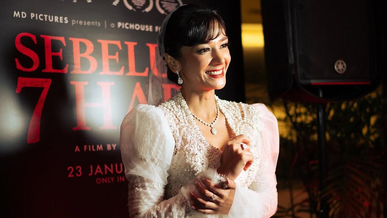 Potret Fanny Ghassani di Gala Premier Film 'SEBELUM 7 HARI', Pakai Kebaya Putih Bergaya Klasik