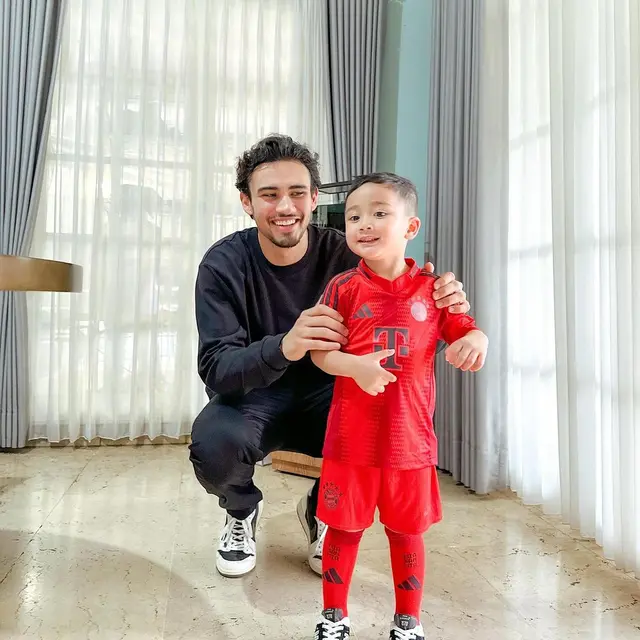 Nathan Tjoe-A-On Rafathar Main Bola di Andara, Intip Momen Serunya yang Menggemaskan