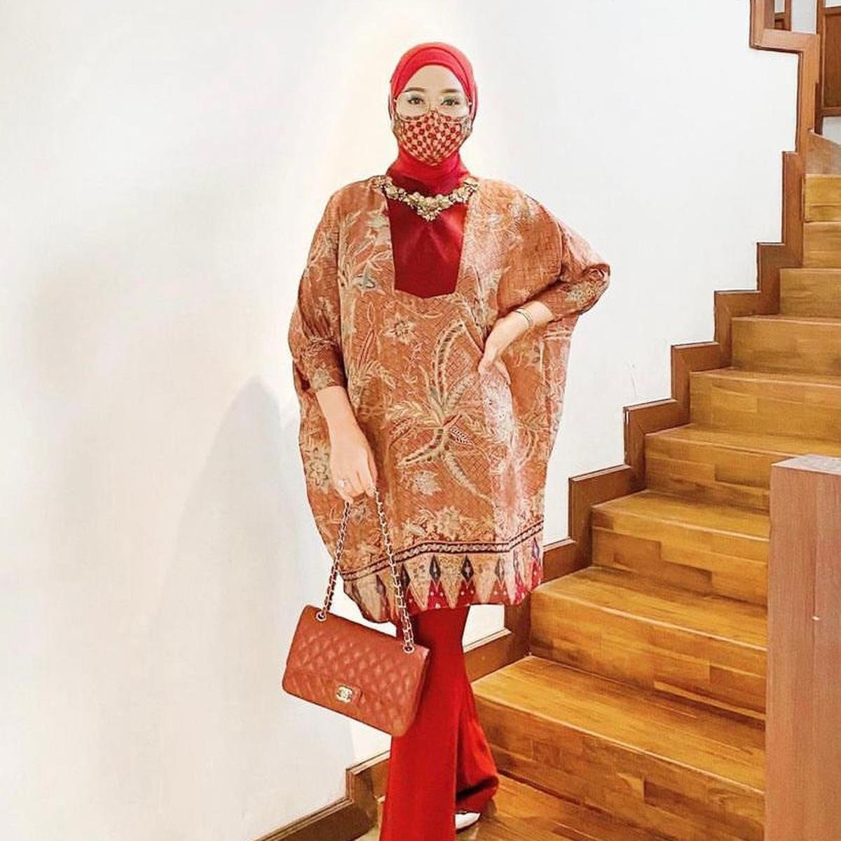 6 Ide Padu Padan Tunik Batik dari Tissa Biani hingga Adelia Pasha