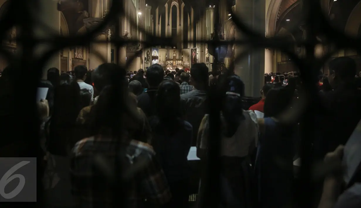 Umat kristiani mengikuti misa Natal di Gereja Katedral, Jakarta, Kamis (24/12). Perayaan Natal 2015 mengangkat tema "Hidup Bersama Sebagai Keluarga Allah". (Liputan6.com/Faizal Fanani)
