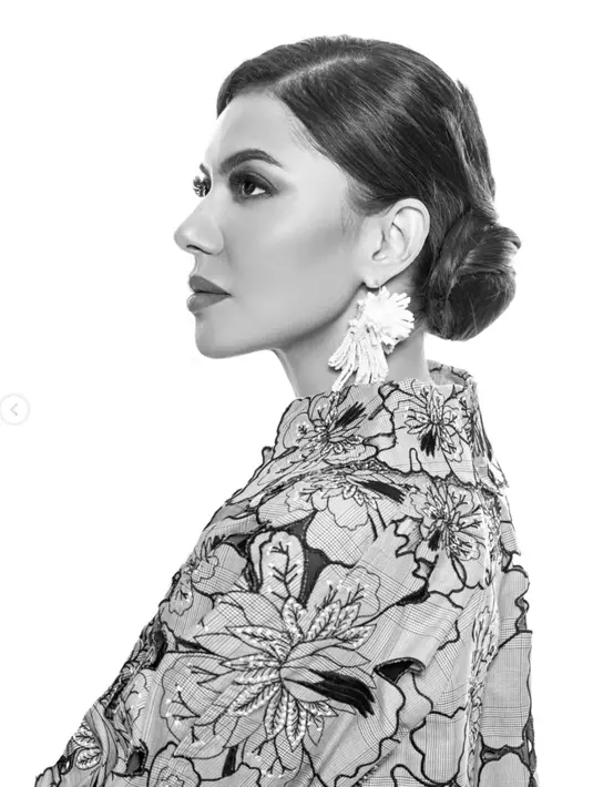 Hadirkan pesona yang begitu stunning, aksesori serta busana rancangan Biyan berhasil elevansi gaya Najwa Shihab.  [Foto: Instagram/ RioMotret]