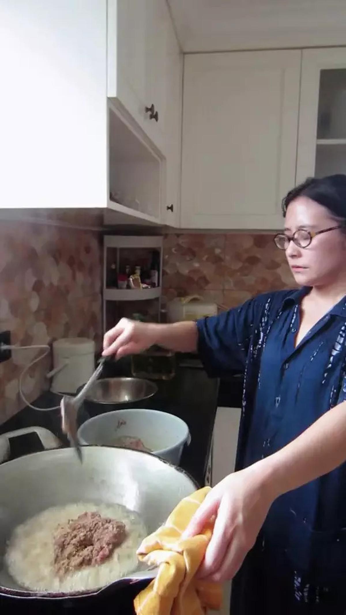 5 Potret Dapur Kotor Prilly Latuconsina, Blender Hingga Ada Wajan Pantat Gosong Kayak di Rumah Kita-kita