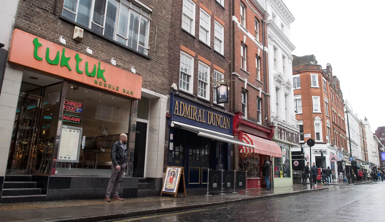 Sejumlah kafe dan bar khusus homoseksual di sepanjang wilayah Soho, London, Senin (27/2). Pada awal abad ke-20, kawasan ini memiliki reputasi sebagai pusat penjualan properti seksual, kehidupan malam, dan industri film. (AFP Photo/ JUSTIN TALLIS)