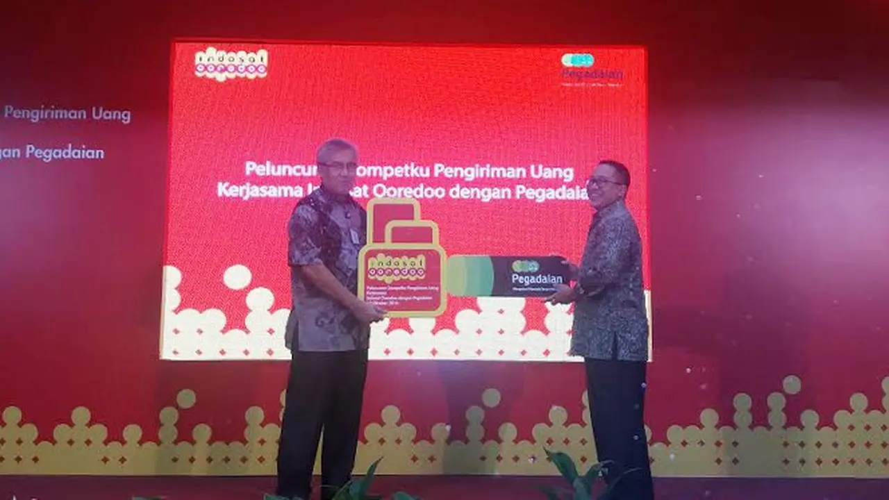 [Kiri-kanan] Dirut Pegadaian Riswinandi dan Presdir Indosat Ooredoo Alexander Rusli saat peluncuran Dompetku Pengiriman Uang di Jakarta, Rabu (12/10/2016).