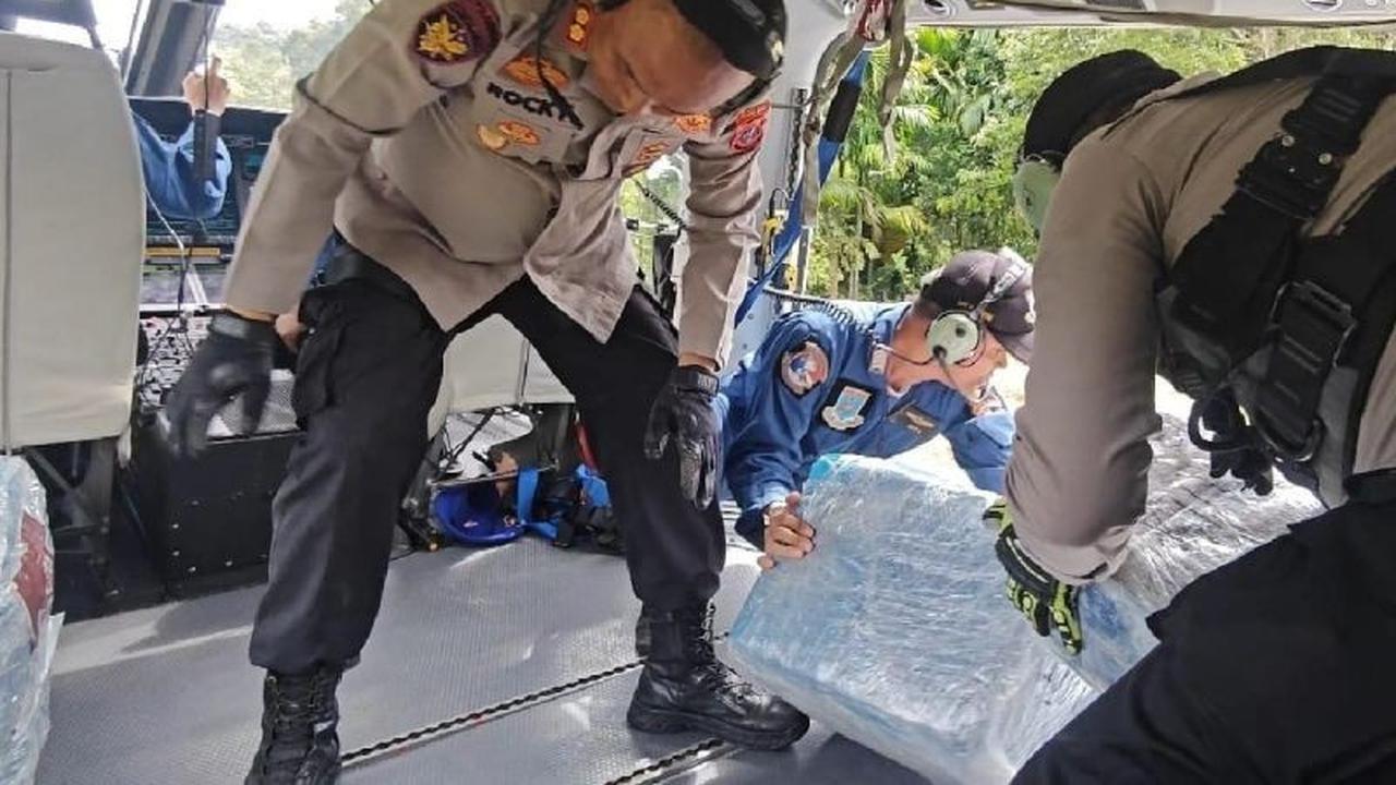 Polda Sumut Kirim Bantuan Heli ke Desa Terisolasi di Tapteng Pasca-Banjir dan Longsor