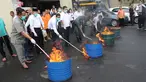 Petugas memusnahkan barang bukti narkoba berupa ganja dan sabu di halaman Polres Jakarta Utara, Senin (19/2). Polres Metro Jakarta Utara memusnahkan sebanyak 42 kg ganja. (Liputan6.com/Arya Manggala)