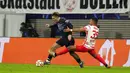 Pemain Manchester City Jack Grealish (kiri)) berduel memperebutkan bola dengan pemain RB Leipzig Benjamin Henrichs pada pertandingan sepak bola Grup A Liga Champions di Red Bull Arena, Leipzig, Jerman, 7 Desember 2021. RB Leipzig menang 2-1. (AP Photo/Michael Sohn)