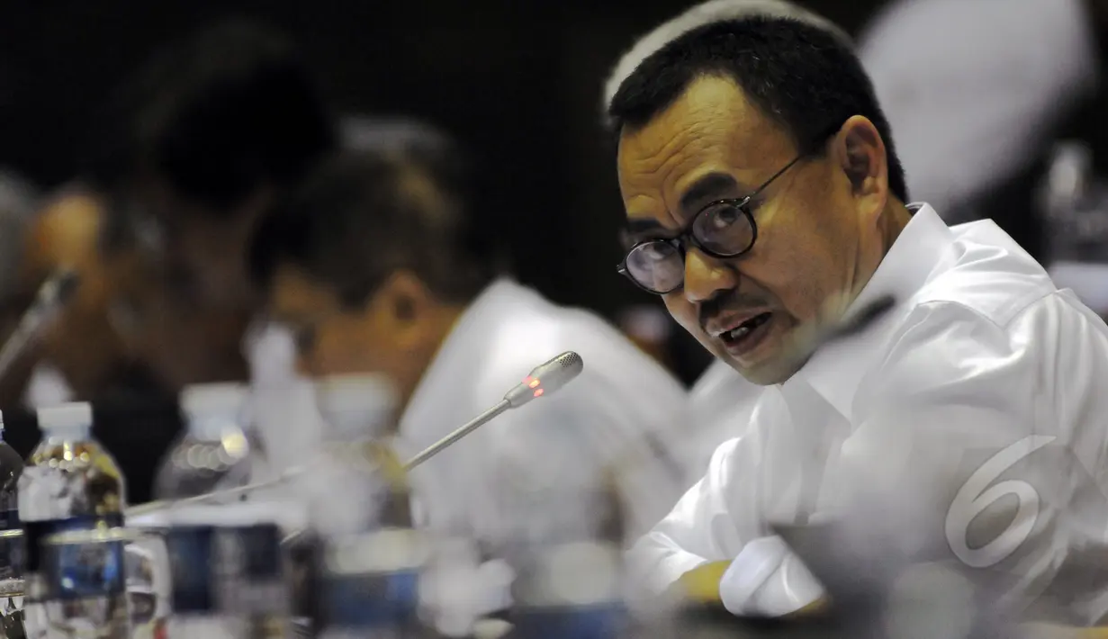  Menteri ESDM Sudirman Said mengikuti rapat kerja dengan Komisi VII DPR RI di Komplek Parlemen, Jakarta, Rabu (8/4/2015). Rapat tersebut diantaranya membahas kenaikan harga BBM, listrik, gas, dan pengelolaan blok Mahakam. (Liputan6.com/Andrian M Tunay)