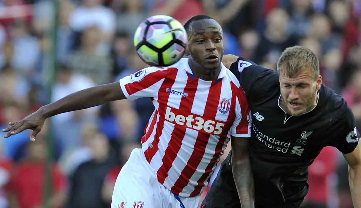 Pemain Stoke City, Saido Berahino (kiri) berduel dengan pemain Liverpool, Ragnar Klavan pada laga Premier League pekan ke-32 di Britannia Stadium, Stoke, (8/4/2017). Liverpool menang 2-1. (AP/Rui Vieira)