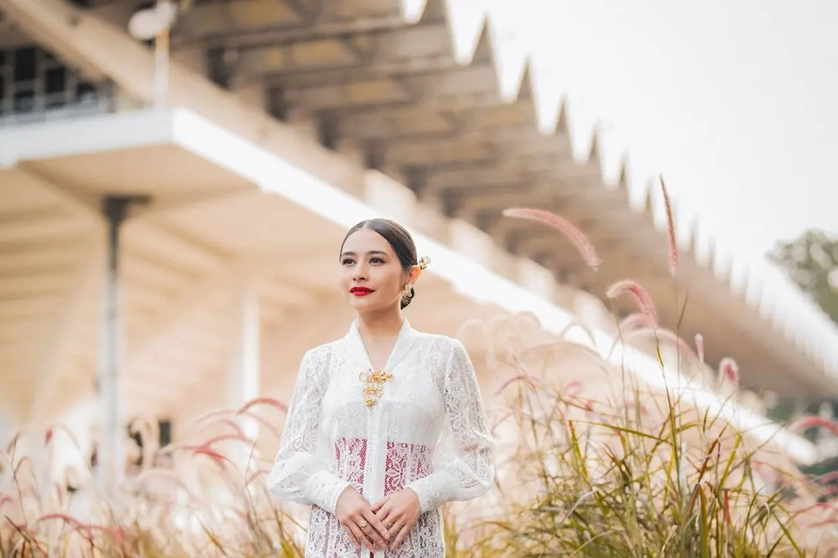 Kebaya brokat artis