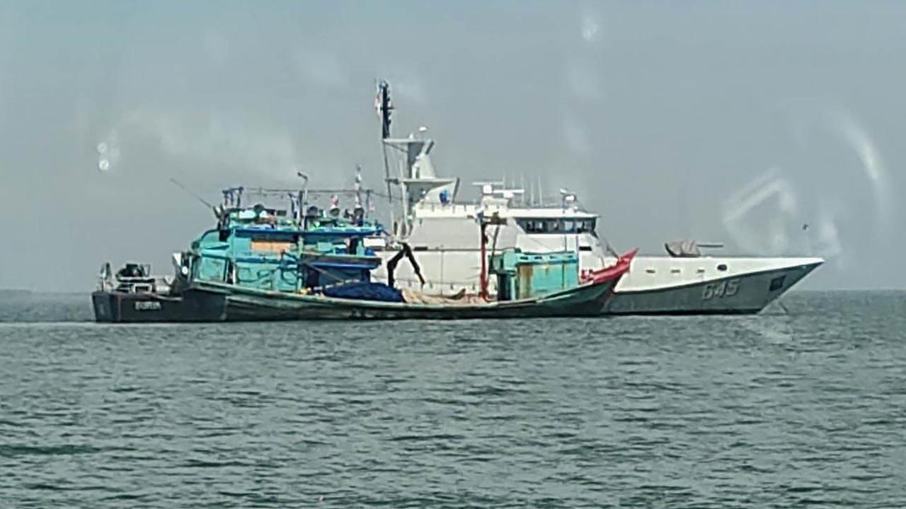 FOTO: KRI Surik-645 Gagalkan Penyelundupan 49 Paket Sabu di Selat Malaka