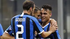 Para pemain Inter Milan merayakan gol yang dicetak oleh Lautaro Martinez ke gawang Torino pada laga Serie A di Stadion Giuseppe Meazza, Senin (13/7/2020). Inter Milan menang 3-1 atas Torino. (AP Photo/Luca Bruno)