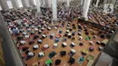 Umat muslim melaksanakan sholat Jumat pada minggu pertama bulan Ramadhan di Masjid Kubah Emas, Depok, Jawa Barat, Jumat (16/4/2021). Pelaksanaan sholat Jumat masih dilakukan secara terbatas dengan menerapkan protokol kesehatan untuk mencegah penyebaran COVID-19. (merdeka.com/Arie Basuki)