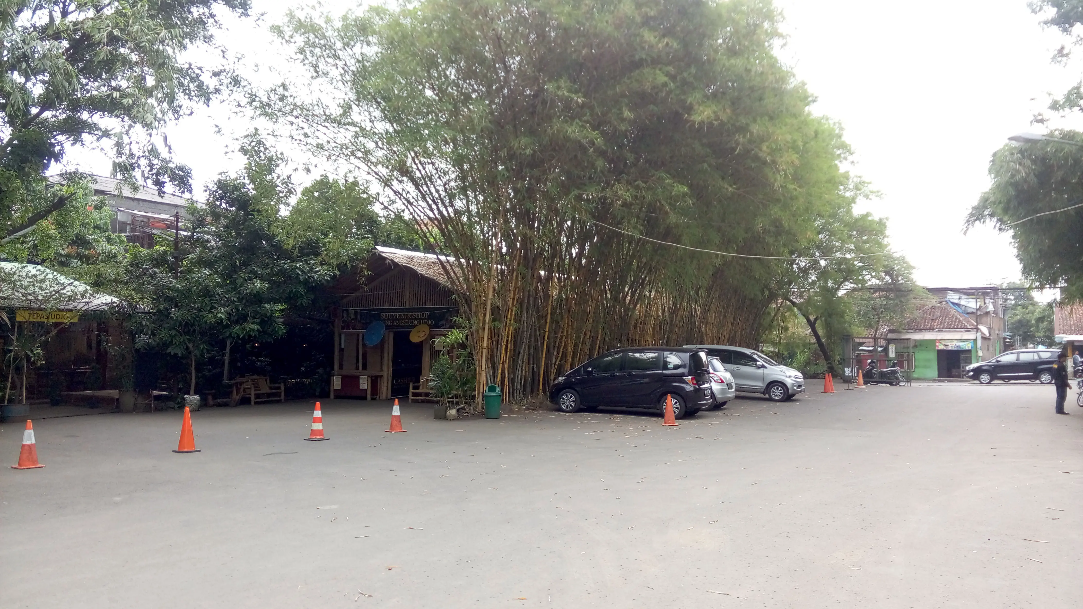 Halaman parkir Saung Angklung Udjo di Bandung. (Huyogo Simbolon)