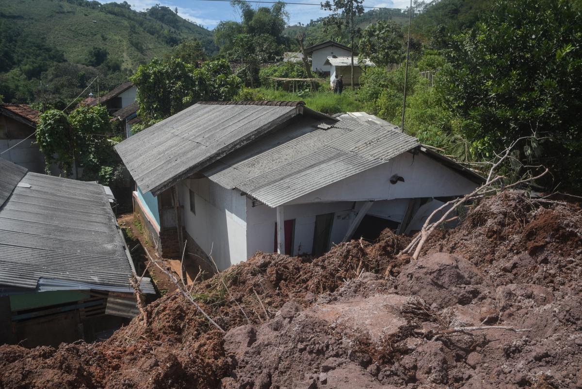 FOTO: Longsor Timbun Kantor Desa dan Rumah Warga di Nagreg Bandung