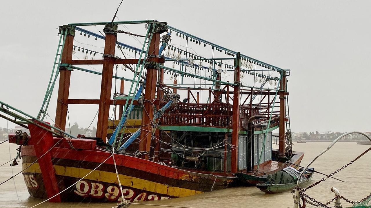 FOTO: Topan Bualoi Terjang Vietnam, 9 Tewas dan Puluhan Nelayan Hilang