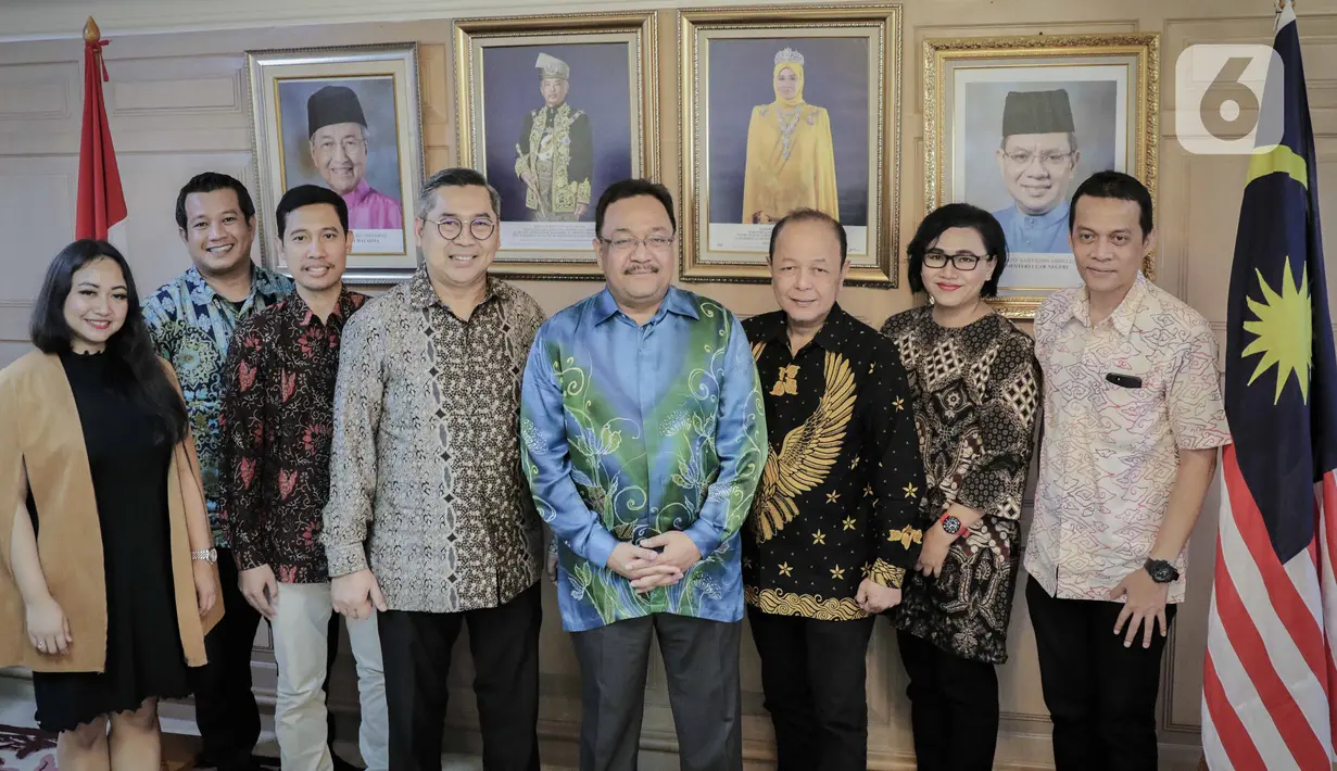 Duta Besar Malaysia untuk Indonesia, Zainal Abidin (keempat kanan) foto bersama dengan jajaran SCM usai pertemuan di Kedutaan Besar Malaysia, Jakarta, Rabu (22/1/2020). Pertemuan tersebut membahas kerja sama di sektor media. (Liputan6.com/Faizal Fanani)